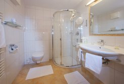 Badezimmer im Doppelzimmer im Tirolerhof