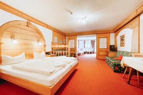 [Translate to Englisch:] Alpenhotel Tirolerhof Deluxe Familienzimmer